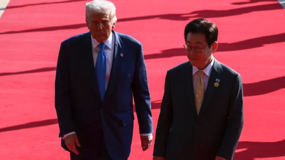 U.S. President Donald Trump (L) meets with South Korean President Lee Jae Myung on the sidelines of the Asia-Pacific Economic Cooperation (APEC) leaders' summit in Gyeongju, South Korea, on Oct. 29, 2025. (Evelyn Hockstein/Reuters)