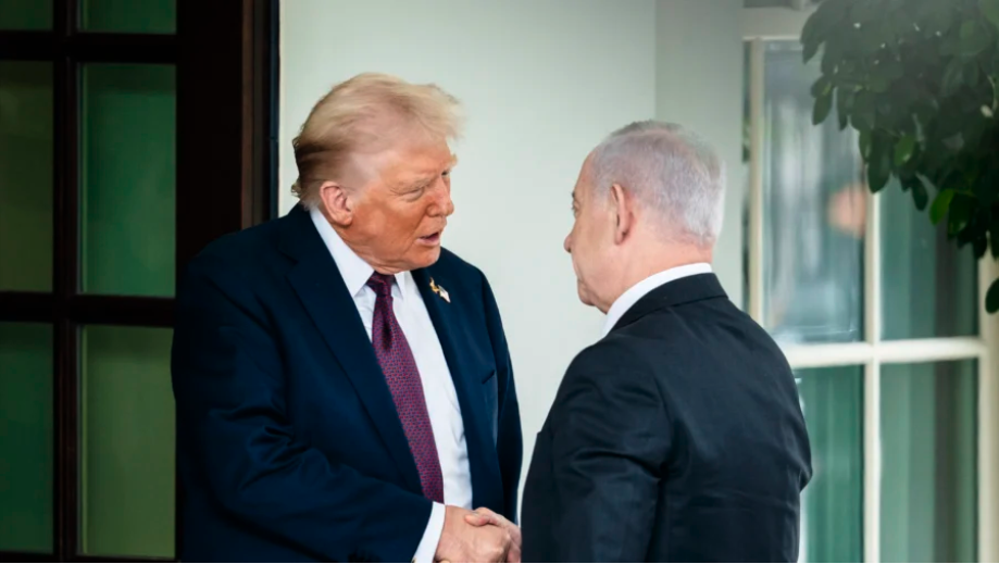 U.S. President Donald Trump greets Israeli Prime Minister Benjamin Netanyahu at the White House on Sept. 29, 2025. (Madalina Kilroy/The Epoch Times)